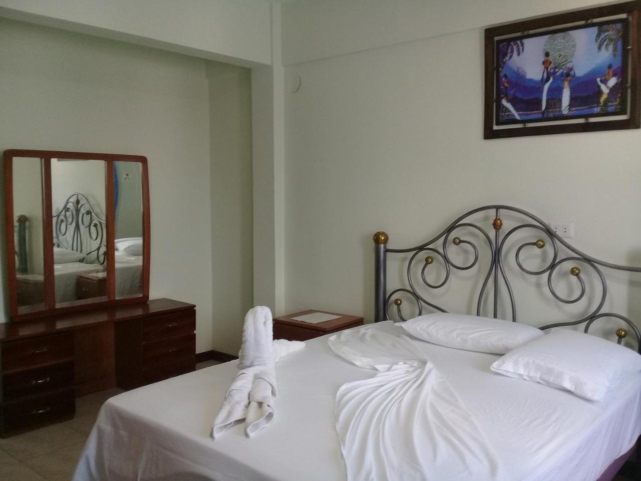 Hostal Ibiza Santa Cruz de La Sierra Extérieur photo